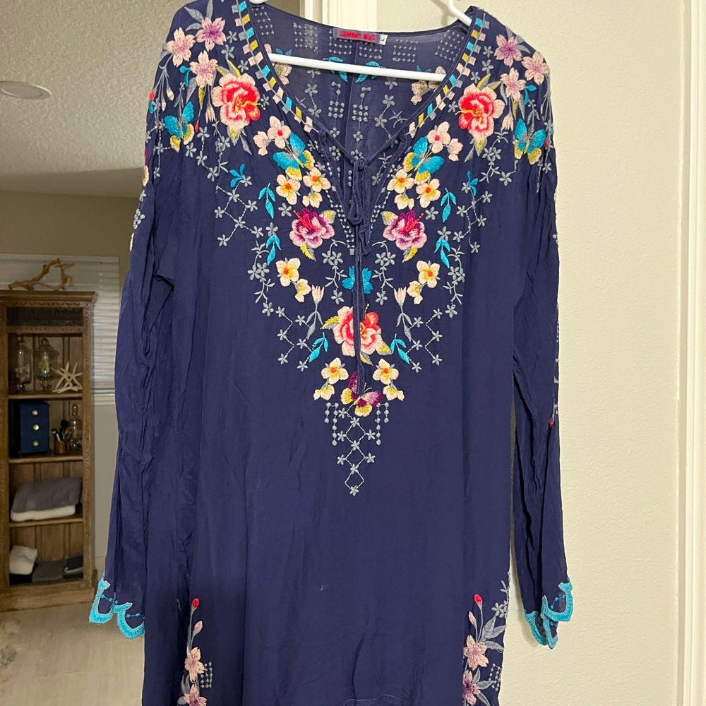 Johnny Was navy large vneck embroadered top